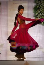 Model walks the ramp for Manish Malhotra at Aamby Valley India Bridal Week day 5 on 2nd Nov 2010 (154).JPG